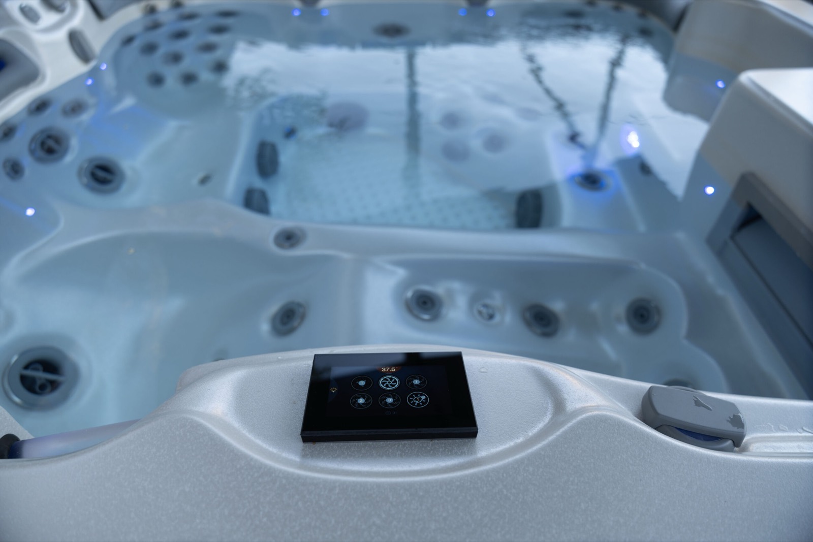 VitalSpa jakuzzi belső tere: ülések, masszázsfúvókák és a vezérlőpanel 37,5 fokon